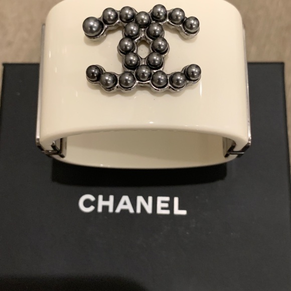 Chanel cuff in ivory  color with grey pearls (CC logo) - Picture 2 of 15